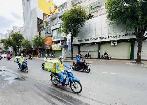 Quận 10 có thêm 8 đường không rác, phạt nặng tay người xả bậy- Ảnh 1. Quận 10 triển khai mô hình xe nhặt rác lưu động để dọn rác thải bị xả bậy ra đường sau khung giờ thu gom - Ảnh: LÊ PHAN
