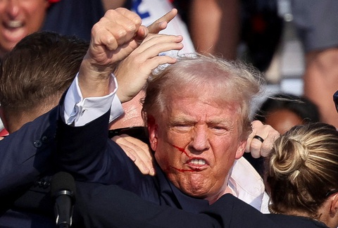 ‘Chúa phù hộ tổng thống Trump’- Ảnh 3. Ông Trump thể hiện bản lĩnh của nhà lãnh đạo trong khó khăn khi giữ bình tĩnh và hô