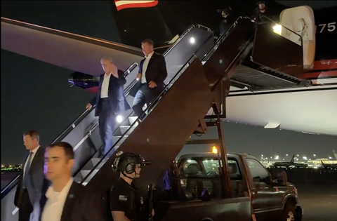 Ông Trump vẫy tay chào khi xuống máy bay tại bang New Jersey rạng sáng 14-7 - Ảnh cắt từ clip Theo cập nhật mới nhất, máy bay của ông Trump đã rời Pennsylvania và hạ cánh xuống sân bay Newark, bang New Jersey rạng sáng 14-7 (giờ Mỹ) - Ảnh cắt từ clip