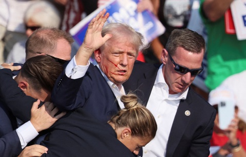 Ông Trump phản xạ cực nhanh theo nguyên tắc 'Run, Hide, Fight' khi bị ám sát, thêm cơ hội đắc cử- Ảnh 1. Máu chảy trên gương mặt cựu tổng thống Mỹ Donald Trump, ứng viên đang tranh cử tổng thống 2024 bên Đảng Cộng hòa, sau vụ nổ súng ban đầu được cho là âm mưu ám sát ngày 13-7 - Ảnh: REUTERS