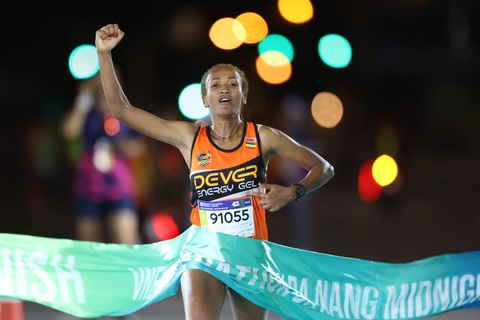 Vận động viên châu Phi thống trị giải chạy đêm VnExpress Marathon Đà Nẵng- Ảnh 2. Vận động viên người Ethiopia Marta Tinsae Birehan cán đích 42km nữ - Ảnh: N.Đ.