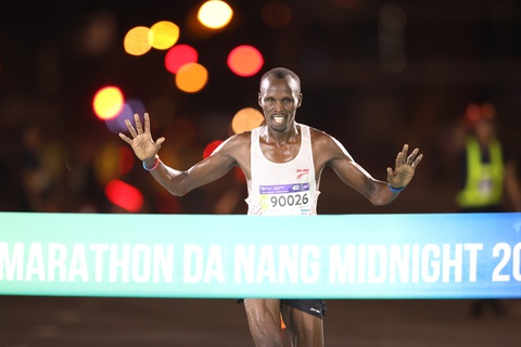 Vận động viên châu Phi thống trị giải chạy đêm VnExpress Marathon Đà Nẵng- Ảnh 1. Vận động viên người Kenya Edwin Kiptoo cán đích đầu tiên ở cự ly 42km - Ảnh: N.Đ.