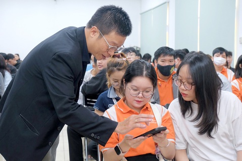 GEN Z chọn việc: Đạt chuẩn tay nghề, không đủ đáp ứng 'đầu ra'- Ảnh 3. Đại diện doanh nghiệp tại talk show “CV ư...? Không gì phải xoắn” tư vấn về CV cho sinh viên sắp ra trường - Ảnh: VŨ THỦY