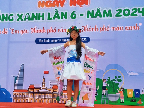 Ngắm những bộ cánh tái chế độc đáo của thiếu nhi quận Tân Bình- Ảnh 4. Trang phục tái chế được thiết kế cầu kỳ với nguyên liệu chính từ giấy, ni lông - Ảnh: BTC