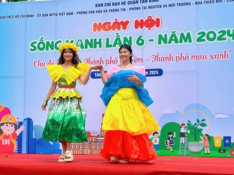 Ngắm những bộ cánh tái chế độc đáo của thiếu nhi quận Tân Bình- Ảnh 6. Những bông hoa nhí dễ thương trong chiếc đầm tái chế sáng tạo - Ảnh: BTC