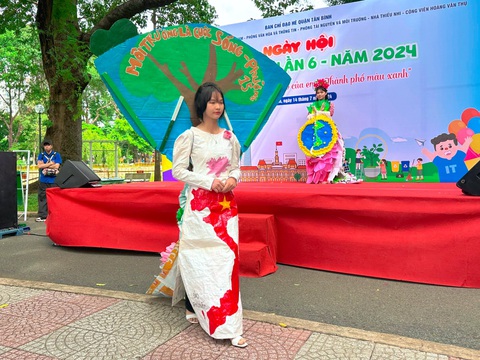 Ngắm những bộ cánh tái chế độc đáo của thiếu nhi quận Tân Bình- Ảnh 2. Áo dài tái chế với thông điệp