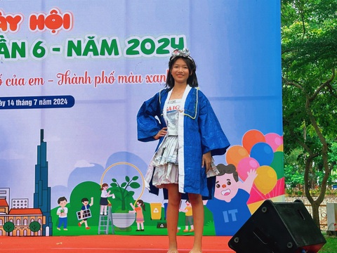 Ngắm những bộ cánh tái chế độc đáo của thiếu nhi quận Tân Bình- Ảnh 3. Bộ váy với nguyên liệu chính từ giấy báo cũ - Ảnh: BTC