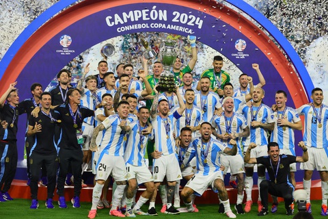 Tuyển Argentina xúc động mừng ngôi vô địch Copa America 2024- Ảnh 1. Tuyển Argentina với chức vô địch Copa America thứ 16 trong lịch sử - Ảnh: REUTERS