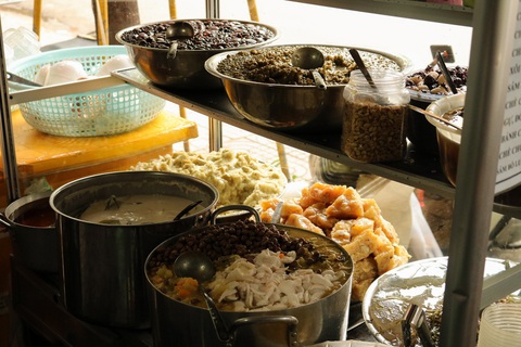 Tiệm chè cô Hà chuyên bán những món chè truyền thống - Ảnh: ĐĂNG KHƯƠNG Tiệm chè cô Hà chuyên bán những món chè truyền thống - Ảnh: ĐĂNG KHƯƠNG