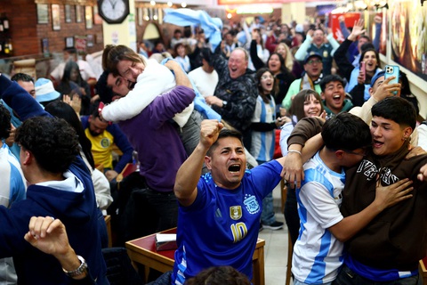 Tuyển Argentina xúc động mừng ngôi vô địch Copa America 2024- Ảnh 10. Niềm vui vỡ òa của người dân Argentina ở Buenos Aires - Ảnh: REUTERS