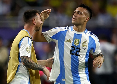 Tuyển Argentina xúc động mừng ngôi vô địch Copa America 2024- Ảnh 11. Lautaro Martínez sau khi ghi bàn thắng quyết định ở phút 112 đã chạy ra sân để xoa đầu Messi ăn mừng - Ảnh: REUTERS
