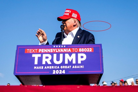 Bức hình do phóng viên ảnh Doug Mills chụp được với đường đạn bay ngang qua ông Trump được khoanh đỏ - Ảnh: NEW YORK TIMES Tấm ảnh do phóng viên ảnh Doug Mills chụp được với đường đạn bay ngang qua ông Trump được khoanh đỏ - Ảnh: NEW YORK TIMES