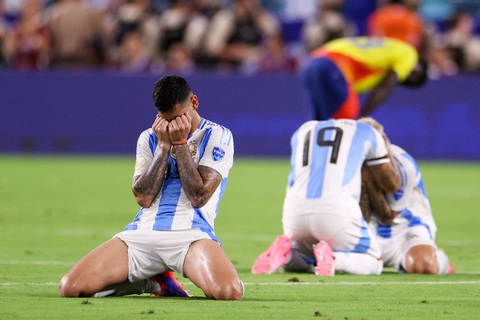 Tuyển Argentina xúc động mừng ngôi vô địch Copa America 2024- Ảnh 2. Các cầu thủ Argentina bật khóc sau khi tiếng còi kết thúc trận đấu vang lên - Ảnh: REUTERS