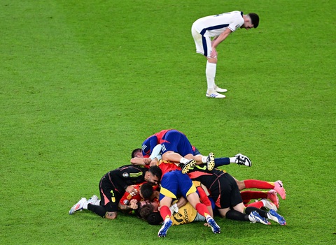 Cầu thủ tuyển Anh bật khóc, đổ gục xuống sân sau thất bại chung kết Euro 2024- Ảnh 2. Hình ảnh trái ngược của hai đội sau khi tiếng còi kết thúc trận đấu vang lên - Ảnh: REUTERS