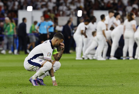 Cầu thủ tuyển Anh bật khóc, đổ gục xuống sân sau thất bại chung kết Euro 2024- Ảnh 5. Kyle Walker cố giấu đi giọt nước mắt sau thất bại - Ảnh: REUTERS