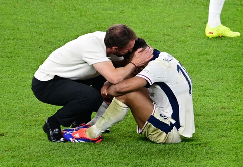 Harry Kane: Chúng tôi đang đau khổ- Ảnh 3. Tuyển Anh đau khổ vì không thể mang cúp vô địch Euro về nhà - Ảnh: REUTERS