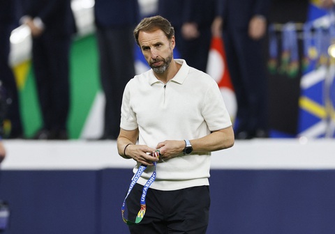 HLV Southgate: Chúng tôi đã làm cả nước tự hào- Ảnh 2. HLV Southgate buồn bã, tháo vội huy chương Euro 2024 - Ảnh: REUTERS