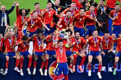 Người dân Tây Ban Nha đổ ra đường ăn mừng chức vô địch Euro 2024- Ảnh 1. Tây Ban Nha có lần thứ 4 vô địch Euro - Ảnh: REUTERS