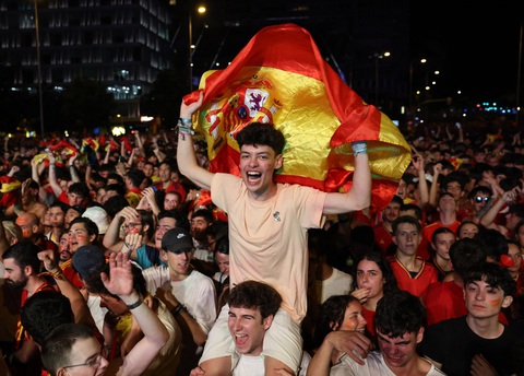 Người dân Tây Ban Nha đổ ra đường ăn mừng chức vô địch Euro 2024- Ảnh 5. Niềm vui sướng tột độ của các CĐV Tây Ban Nha tại quê nhà - Ảnh: REUTERS