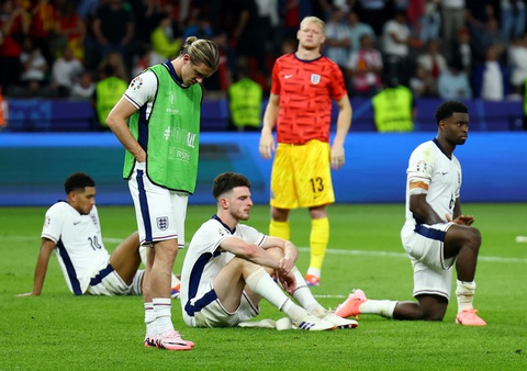 Cầu thủ tuyển Anh bật khóc, đổ gục xuống sân sau thất bại chung kết Euro 2024- Ảnh 4. Cầu thủ tuyển Anh thẫn thờ sau thất bại trước Tây Ban Nha - Ảnh: REUTERS