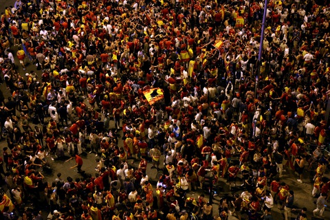 Người dân Tây Ban Nha đổ ra đường ăn mừng chức vô địch Euro 2024- Ảnh 6. CĐV Tây Ban Nha lấp kín mọi nẻo đường ở thủ đô Madrid - Ảnh: REUTERS