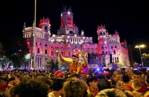 Người dân Tây Ban Nha đổ ra đường ăn mừng chức vô địch Euro 2024- Ảnh 7. Người hâm mộ Tây Ban Nha đang tạo ra không khí lễ hội ở Madrid - Ảnh: REUTERS