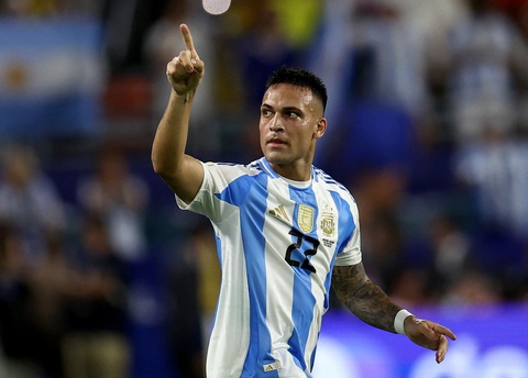 Lautaro Martinez ghi bàn thắng vàng giúp Argentina vô địch Copa America 2024- Ảnh 1. Lautaro Martínez ăn mừng sau khi ghi bàn thắng quyết định ở chung kết Copa America 2024 - Ảnh: Reuters