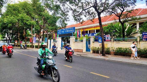 Lý do Khánh Hòa chậm công bố kết quả trúng tuyển lớp 10- Ảnh 1. Nhiều phụ huynh và thí sinh thi tuyển sinh lớp 10 vào Trường THPT Lý Tự Trọng (TP Nha Trang) và các trường ở Khánh Hòa đang chờ công bố điểm chuẩn và kết quả tuyển sinh - Ảnh: PHAN SÔNG NGÂN