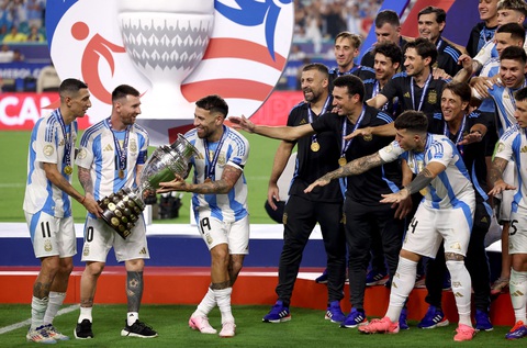 Tuyển Argentina xúc động mừng ngôi vô địch Copa America 2024- Ảnh 4. Di Maria, Messi cùng nhau mang cúp vô địch về nhà. Đây sẽ là lần cuối cùng họ chinh chiến cùng nhau - Ảnh: REUTERS