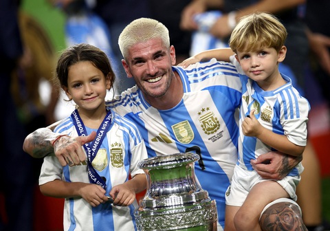 Tuyển Argentina xúc động mừng ngôi vô địch Copa America 2024- Ảnh 5. Rodrigo De Paul là một trong những cầu thủ chơi hay nhất của Argentina tại giải lần này. Anh chụp ảnh lưu niệm cùng với 2 đứa con yêu - Ảnh: REUTERS