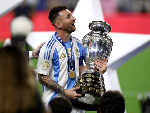 Tuyển Argentina xúc động mừng ngôi vô địch Copa America 2024- Ảnh 6. Messi đã khóc khi bị thay ra vì chấn thương. Nhưng những người đồng đội của anh đã chiến đấu để giúp siêu sao này có được danh hiệu thứ 3 cùng tuyển Argentina - Ảnh: REUTERS