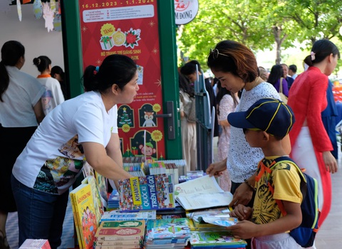 Người dân mua sách tại Đường sách thành phố Thủ Đức - Ảnh: LINH ĐOAN Người dân mua sách tại Đường sách thành phố Thủ Đức - Ảnh: LINH ĐOAN