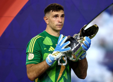 Tuyển Argentina xúc động mừng ngôi vô địch Copa America 2024- Ảnh 8. Emiliano Martínez với danh hiệu Thủ môn xuất sắc nhất giải. Anh đã chơi rất xuất sắc trong tất cả các trận đấu của Argentina ở Copa America lần này - Ảnh: REUTERS