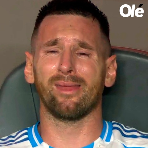 Hình ảnh chân sưng phù của Messi ở chung kết Copa America 2024 gây 'bão' mạng- Ảnh 4. Messi khóc nức nở khi bị chấn thương, không thể thi đấu hết trận - Ảnh: OLE
