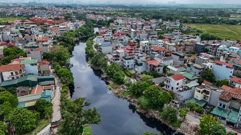 Sông trở thành kênh nước thải: Phải trả lại tên cho những dòng sông này- Ảnh 1. Sông Nhuệ đang gây ô nhiễm trầm trọng, ảnh hưởng đến không ít khu dân cư nhiều quận, huyện ở Hà Nội - Ảnh: DANH KHANG