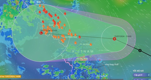 Áp thấp nhiệt đới áp sát Quảng Trị - Quảng Nam, nhiều nơi mưa to- Ảnh 1. Vị trí và hướng di chuyển áp thấp nhiệt đới lúc 13h chiều 15-7 - Ảnh: VNDMS