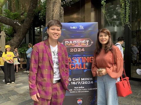 Bay từ Mỹ về để 4h sáng đến casting Rap Việt- Ảnh 2. Tí Đôla và mẹ trong buổi casting Rap Việt - Ảnh: THÙY LINH