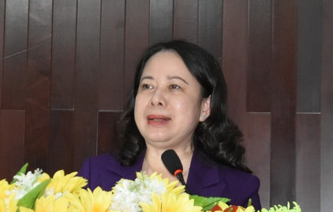 Phó Chủ tịch nước Võ Thị Ánh Xuân giải đáp một số vấn đề cử tri quan tâm, đặc biệt là an ninh nguồn nước hiện nay tại DDBSCL - Ảnh: BỬU ĐẤU Phó chủ tịch nước Võ Thị Ánh Xuân giải đáp một số vấn đề cử tri quan tâm - Ảnh: BỬU ĐẤU