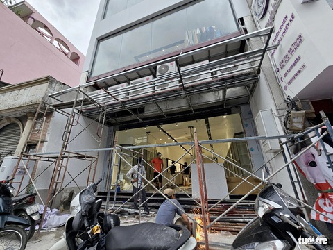 Một mặt bằng tại trung tâm TP.HCM đang được sửa sang để tái kinh doanh - Ảnh: NGỌC HIỂN Một mặt bằng tại trung tâm TP.HCM đang được sửa sang để tái kinh doanh - Ảnh: NGỌC HIỂN