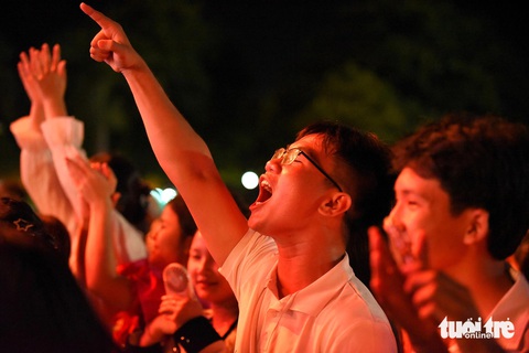 Khán giả hò reo theo từng tiếng nhạc của DJ Valy Mo - Ảnh: LÂM THIÊN Khán giả hò reo theo từng tiếng nhạc của DJ Valy Mo - Ảnh: LÂM THIÊN