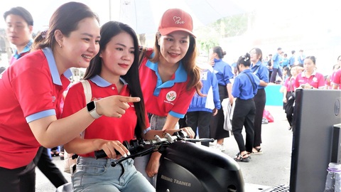 Người trẻ đi đầu ủng hộ giao thông công cộng- Ảnh 3. Chiến sĩ tình nguyện hè TP.HCM trải nghiệm sân chơi tìm hiểu về an toàn giao thông trong ngày hoạt động cao điểm - Ảnh: K.A.