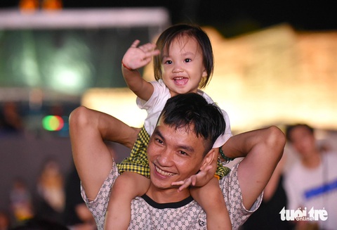 Một em bé vui cười cùng với bố trong đêm nhạc sôi động - Ảnh: LÂM THIÊN Một em bé vui cười cùng với bố trong đêm nhạc sôi động - Ảnh: LÂM THIÊN