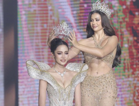 Khoảnh khắc đăng quang của Opal Suchata Chuangsri tại Hoa hậu Hoàn vũ Thái Lan 2024 - Ảnh: Galaxy Queen Khoảnh khắc đăng quang của Opal Suchata Chuangsri tại Hoa hậu Hoàn vũ Thái Lan 2024 - Ảnh: Galaxy Queen