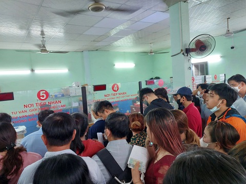 Thủ tục hưởng trợ cấp thất nghiệp còn nhiêu khê, sao không số hóa quy trình xử lý?- Ảnh 1. Nhiều người đứng ngồi lố nhố chờ nhận kết quả lẫn thủ tục khai báo để hưởng trợ cấp thất nghiệp tại một chi nhánh bảo hiểm thất nghiệp ở TP.HCM - Ảnh: M.Q.