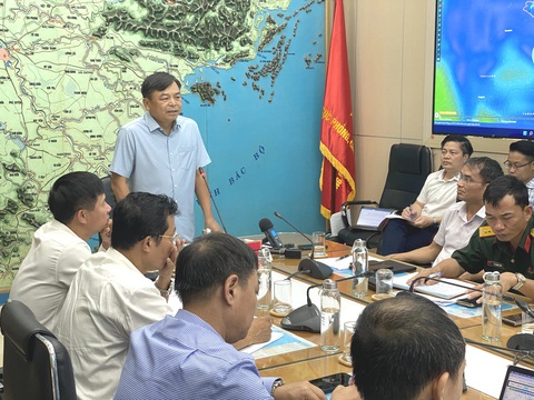 Đề nghị hạn chế, cấm đường vào ban đêm sau vụ sạt lở làm 11 người chết ở Hà Giang- Ảnh 1. Thứ trưởng Nguyễn Hoàng Hiệp đề nghị Bộ Giao thông vận tải nghiên cứu việc cấm, hạn chế đi lại các tuyến đường có nguy cơ sạt lở vào ban đêm, nhất là khi có mưa lũ - Ảnh: C.TUỆ