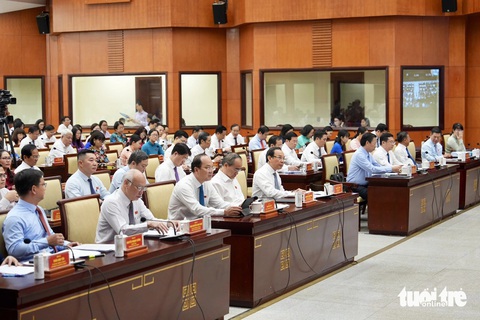 Bí thư Nguyễn Văn Nên: Đất đai nhiều vướng mắc, nay có luật phải làm nhanh- Ảnh 2. Đại biểu tham dự kỳ họp - Ảnh: HỮU HẠNH