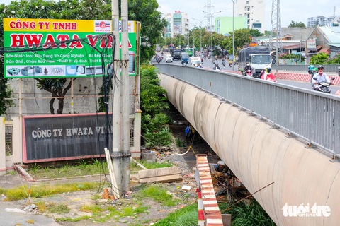 Cầu Bưng thông xe 2 năm vẫn vướng mặt bằng đường dân sinh- Ảnh 2. Hiện trạng dạ cầu phía quận Tân Phú vẫn còn vướng giải phóng mặt bằng nên chưa thể làm đường dân sinh - Ảnh: PHƯƠNG NHI