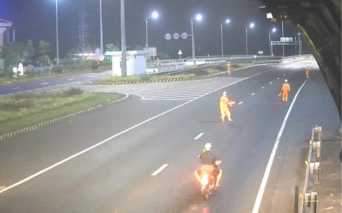 Xe máy liên tục ‘thông chốt’, chạy tốc độ cao, lạng lách trong hầm Hải Vân- Ảnh 2. Người đi xe máy biển kiểm soát 76D1... liên tục