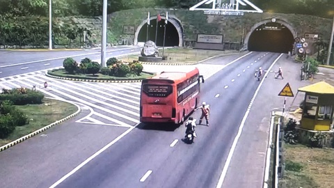 Xe máy liên tục ‘thông chốt’, chạy tốc độ cao, lạng lách trong hầm Hải Vân- Ảnh 3. Dù có biển báo, người hướng dẫn giao thông... nhưng một số người đi xe máy vẫn cố tình chạy xe vào hầm Hải Vân