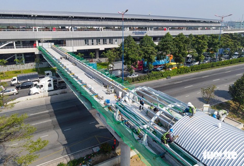 Sắp hoàn thành 9 cầu đi bộ kết nối tuyến metro số 1- Ảnh 1. Các cây cầu đi bộ kết nối nhà ga tuyến metro số 1 bắc qua đường Võ Nguyên Giáp (TP.HCM) - Ảnh: CHÂU TUẤN